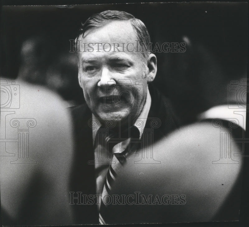 Load image into Gallery viewer, 1973 Press Photo Charlie Parsley, UWM Basketball Coach - mjb68031
