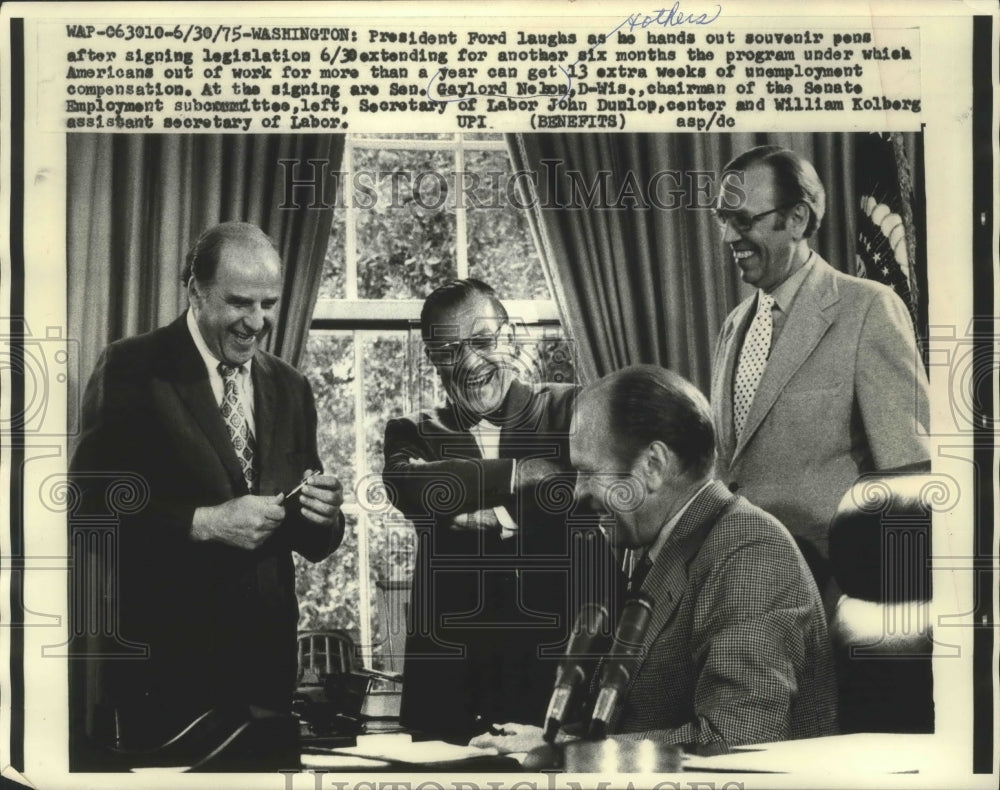 1975 Press Photo President Ford signs legislation extending unemployment benefit