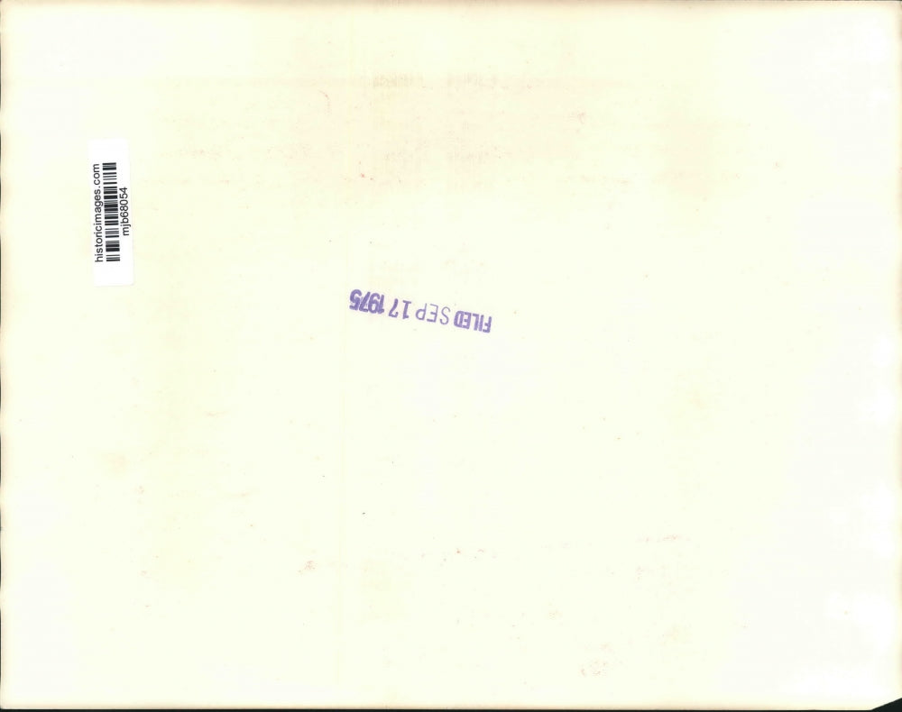 1975 Press Photo President Ford signs legislation extending unemployment benefit