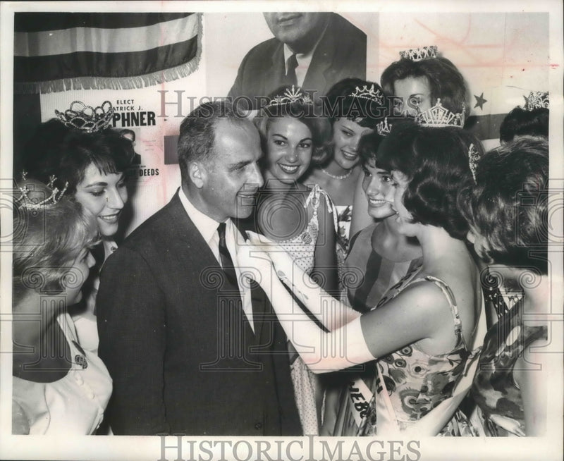 Load image into Gallery viewer, 1962 Press Photo Gaylord Nelson Senatorial Candidate attends county fair
