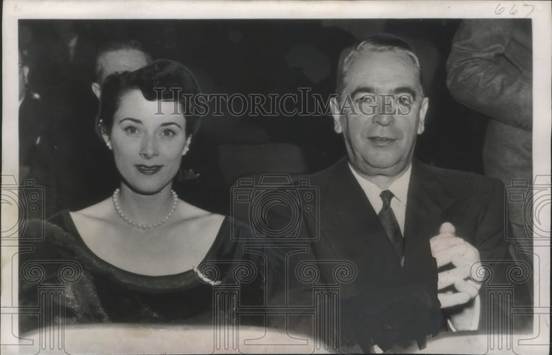 Load image into Gallery viewer, 1949 Press Photo Mayor William O'Dwyer and Sloan Simpson, Mayors girl.

