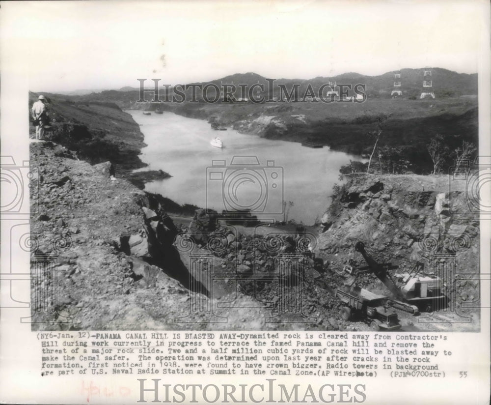 1955 Press Photo Dynamited rock is cleared away from Panama Canal Hill