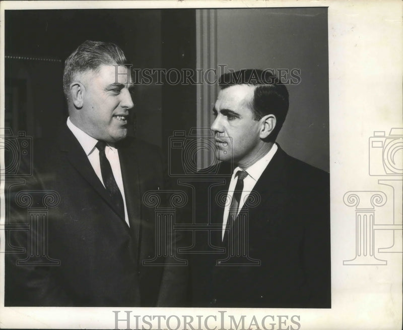 Load image into Gallery viewer, 1968 Press Photo Ara Parseghian, football coach - mjb68138
