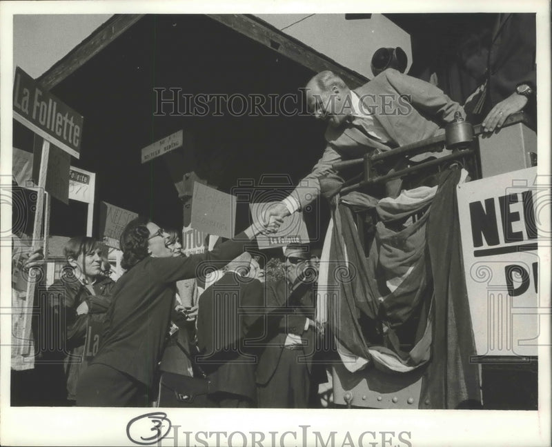 Load image into Gallery viewer, 1968 Press Photo Sen. Gaylord Nelson shaking hands at the Racine depot
