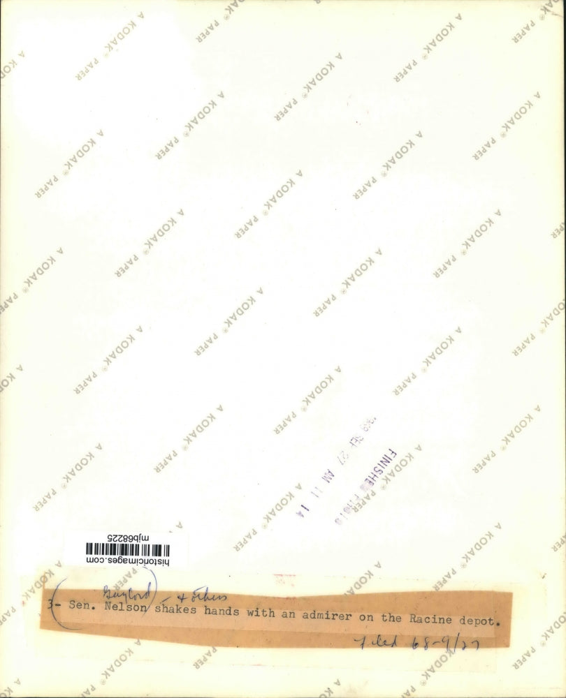 1968 Press Photo Sen. Gaylord Nelson shaking hands at the Racine depot