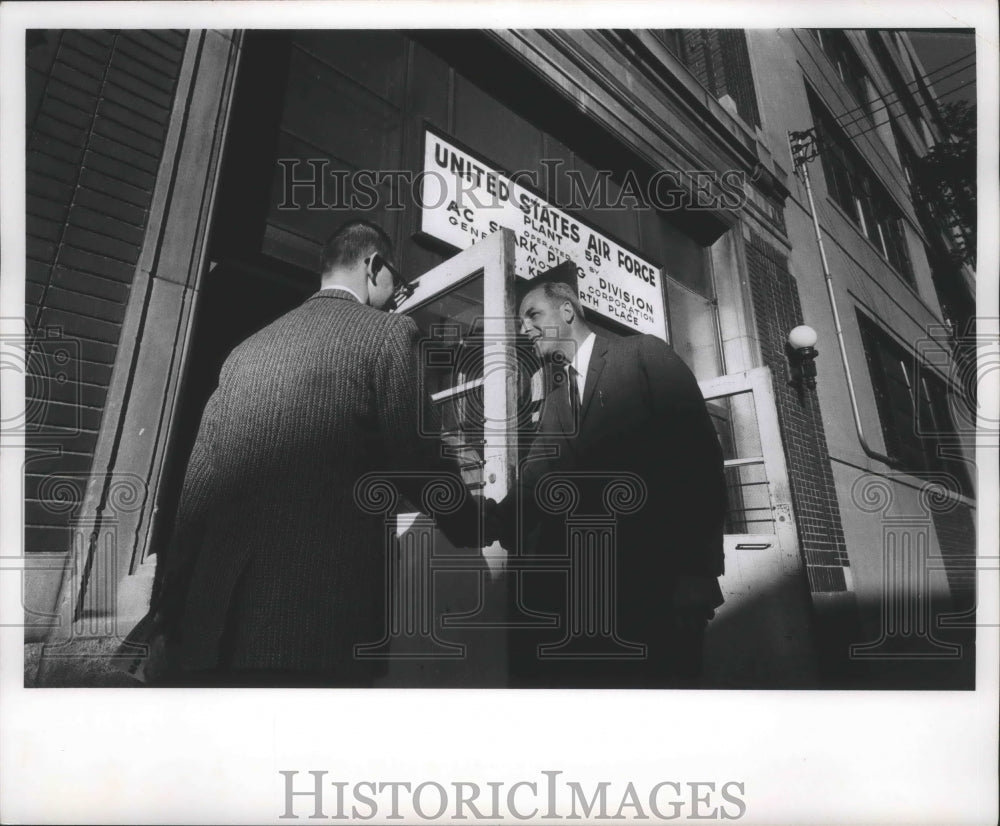 1962 Press Photo Gaylord Nelson and others at United States Air Force Plant 58