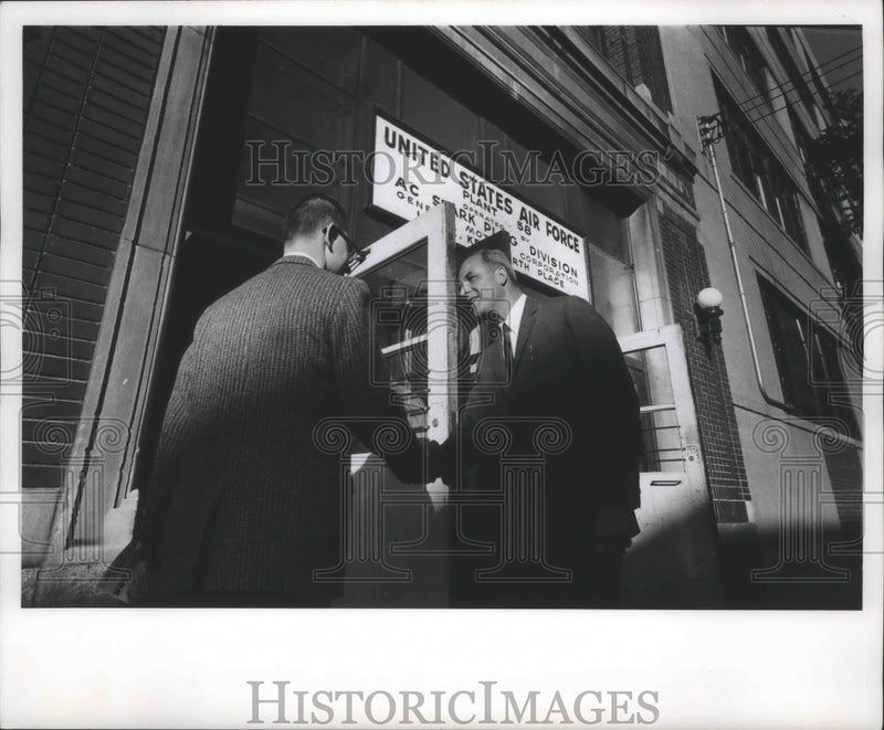 Load image into Gallery viewer, 1962 Press Photo Gaylord Nelson and others at United States Air Force Plant 58
