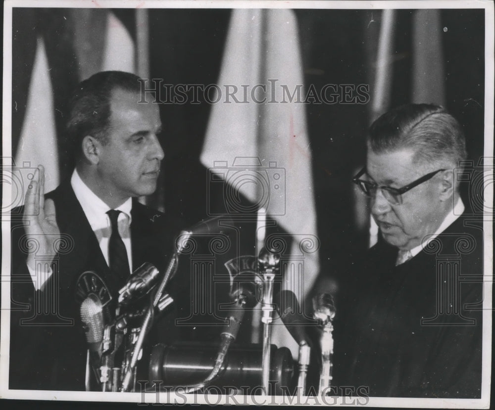 1958 Press Photo Gaylord Nelson takes oath of office as Governor of Wisconsin