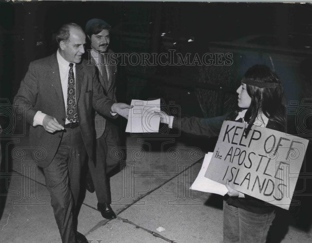 1970 Press Photo Carmen Ninham hands pamphlet to Senator Gaylord Nelson- Historic Images