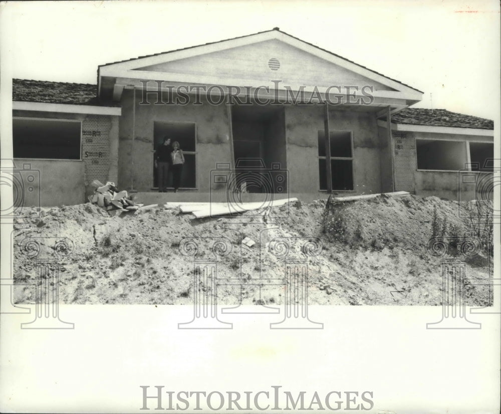 1965 Press Photo Actor Ryan O&#39;Neal and wife tour their partially finished home- Historic Images