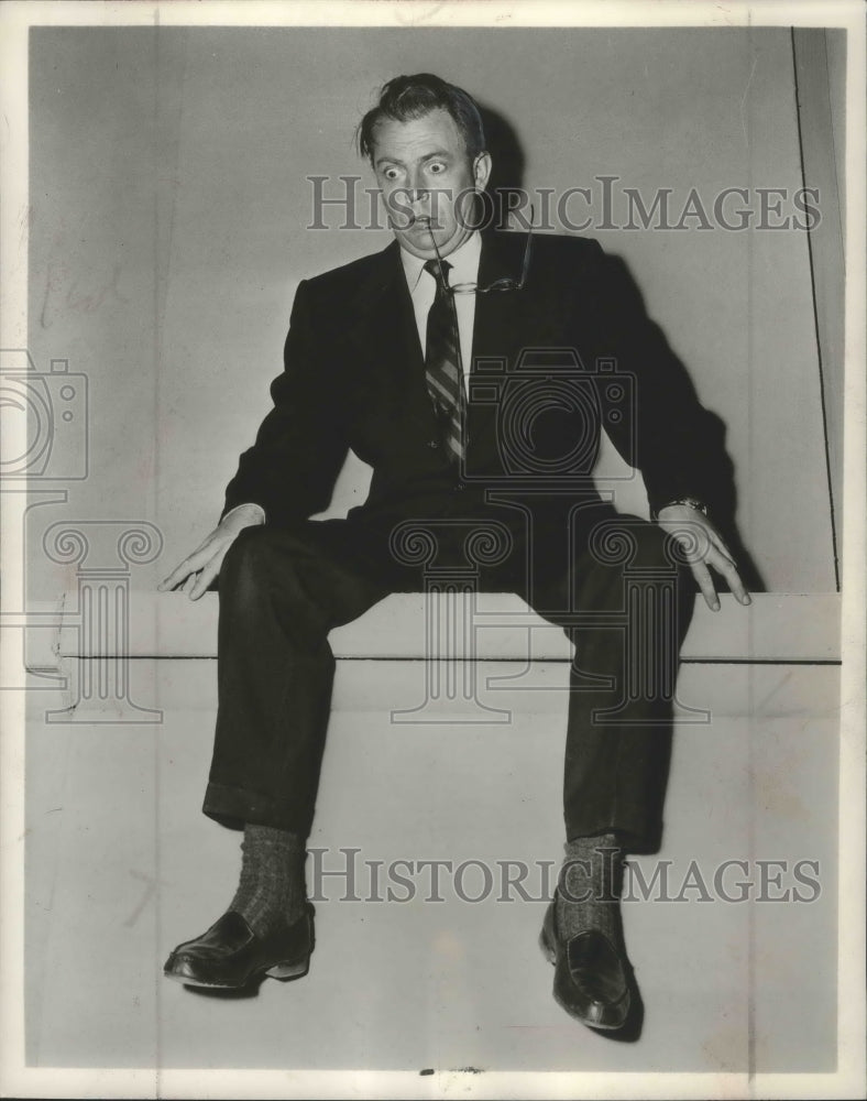 1955 Press Photo Dan O&#39;Herlihy in comedy role in As Long as I Live- Historic Images