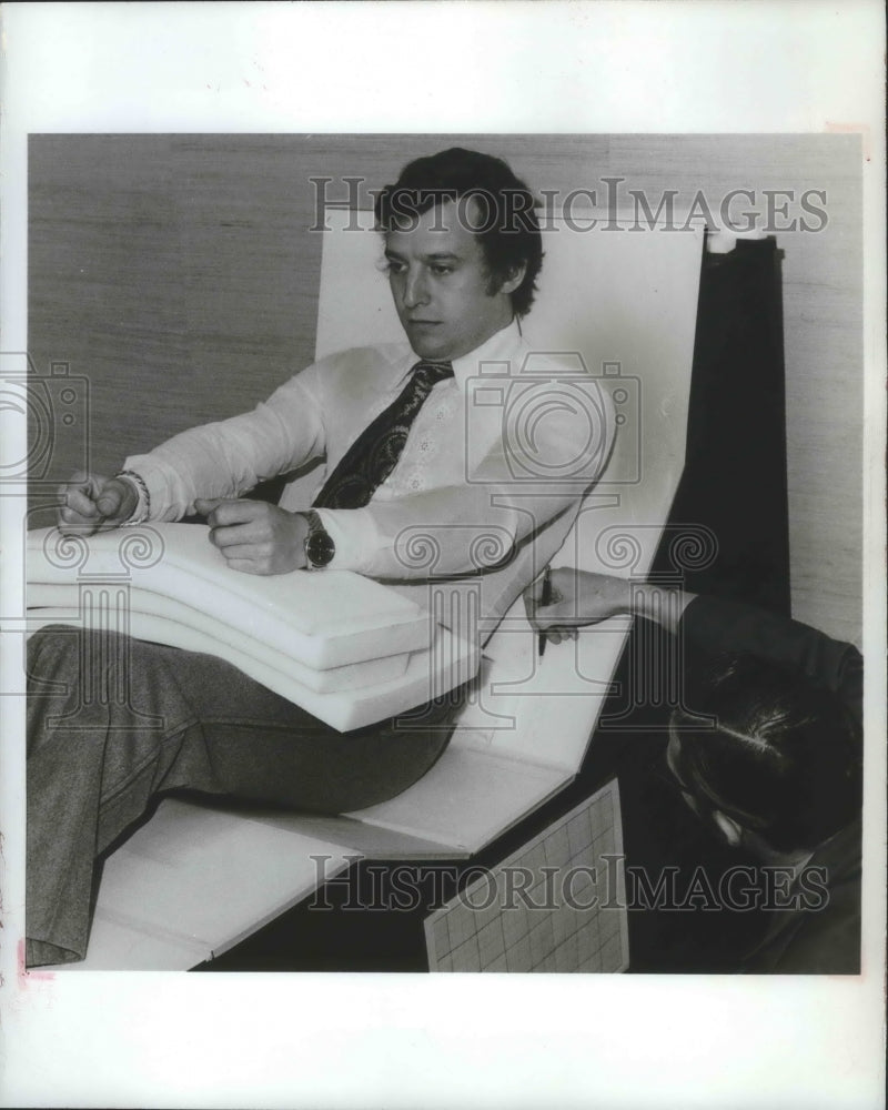 Load image into Gallery viewer, 1972 Press Photo Jackie Oliver race car driver measured for seat, Milwaukee.
