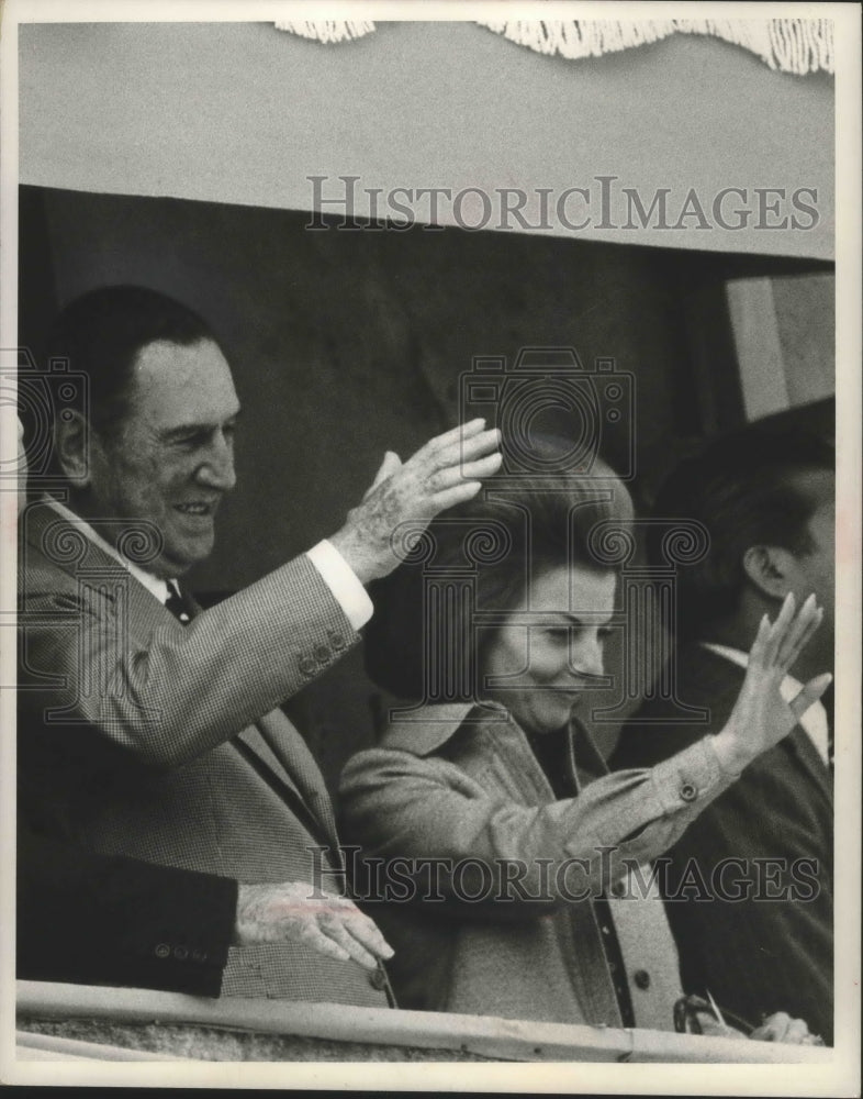 1973 Press Photo Juan Peron with wife, Isabel wave to supporters in Buenos Aires- Historic Images