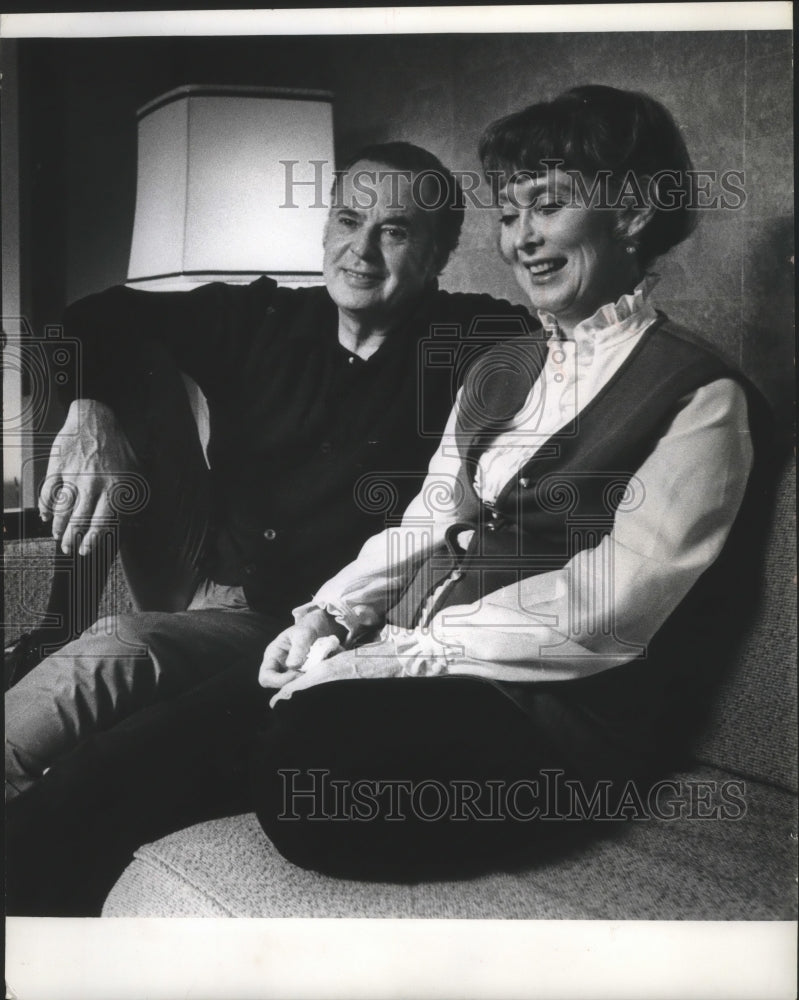 1975 Press Photo Actor Larry Parks and his wife, Betty Garrett- Historic Images