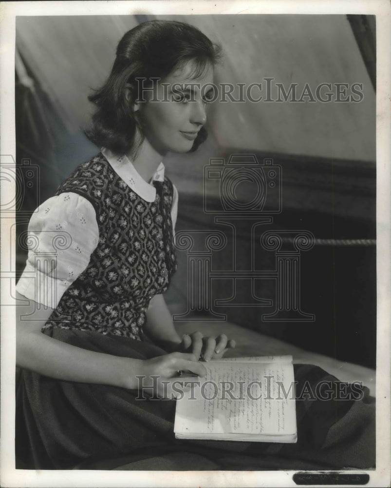 1958 Press Photo Modest Star Millie Perkins - mjb68498