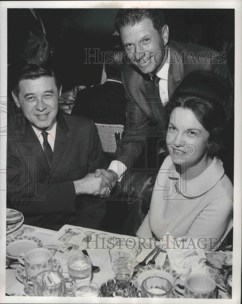 Load image into Gallery viewer, 1965 Press Photo Andy Pafko with Mrs, Henry Maier at Ray Jackson's restaurant.

