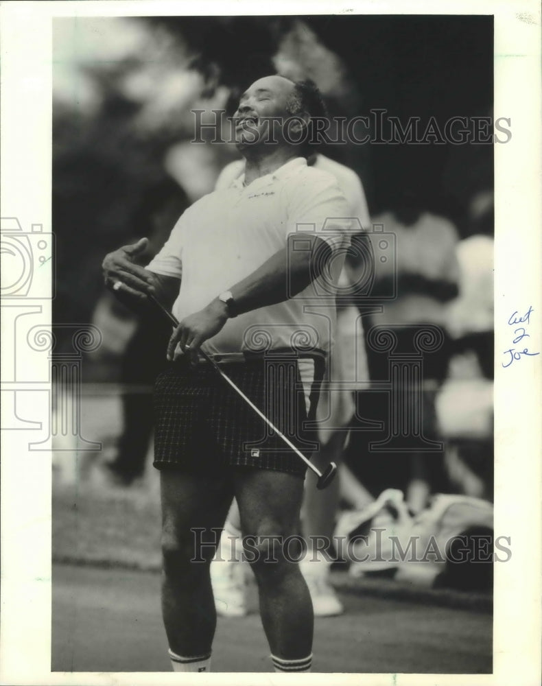 1987 Press Photo Joe Perry, putting at Vince Lombardi Memorial Golf Classic- Historic Images