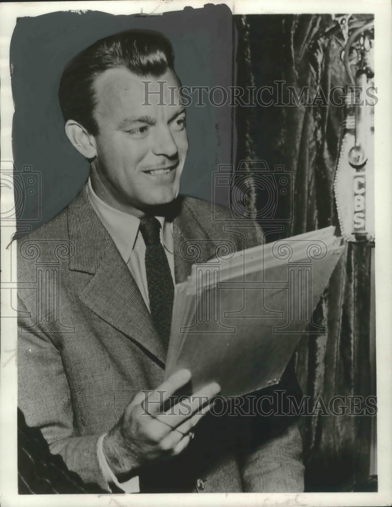 Load image into Gallery viewer, 1954 Press Photo Dennis O'Keefe moderates "I've Got A Secret" - mjb68744
