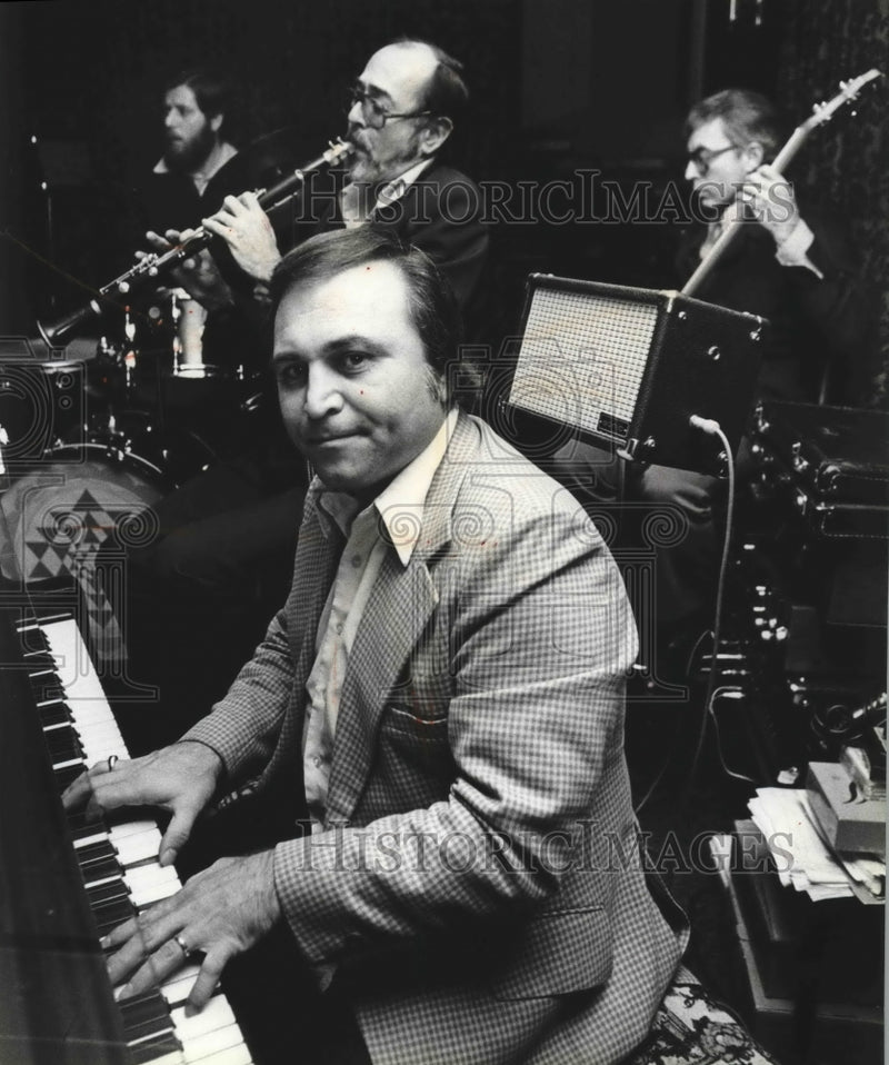 Load image into Gallery viewer, 1980 Press Photo Frank Vlasis and his group played at the Red Mill - mjb68771
