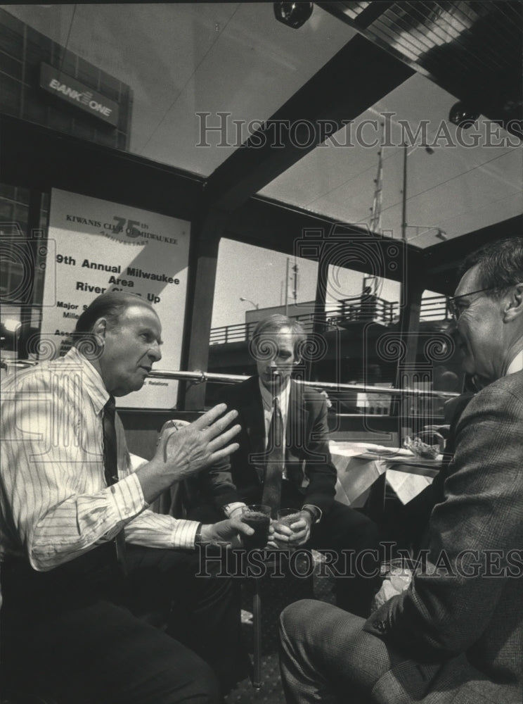 1991 Press Photo Past senator Gaylord Nelson talks with United Earth reps - Historic Images