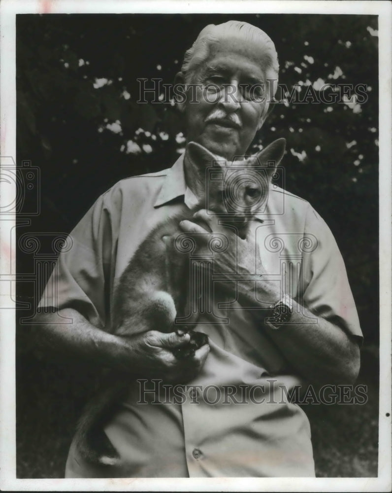 1976 Press Photo Marlin Perkins with one of his friends, a red fox. St Louis- Historic Images