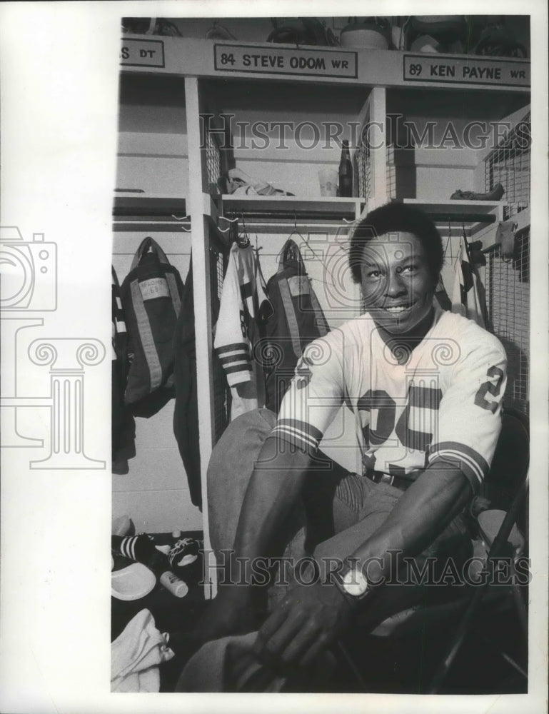 1974 Press Photo Steve Odom in locker room - mjb69008- Historic Images