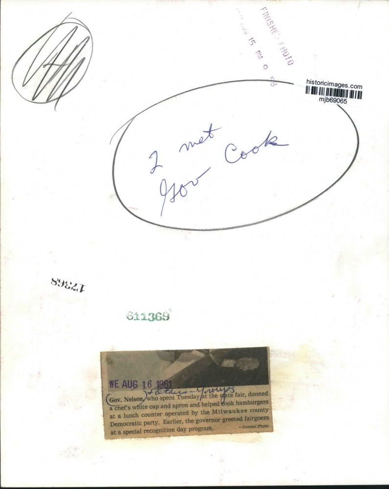 1961 Press Photo Governor Nelson cooks hamburgers at state fair - mjb69065