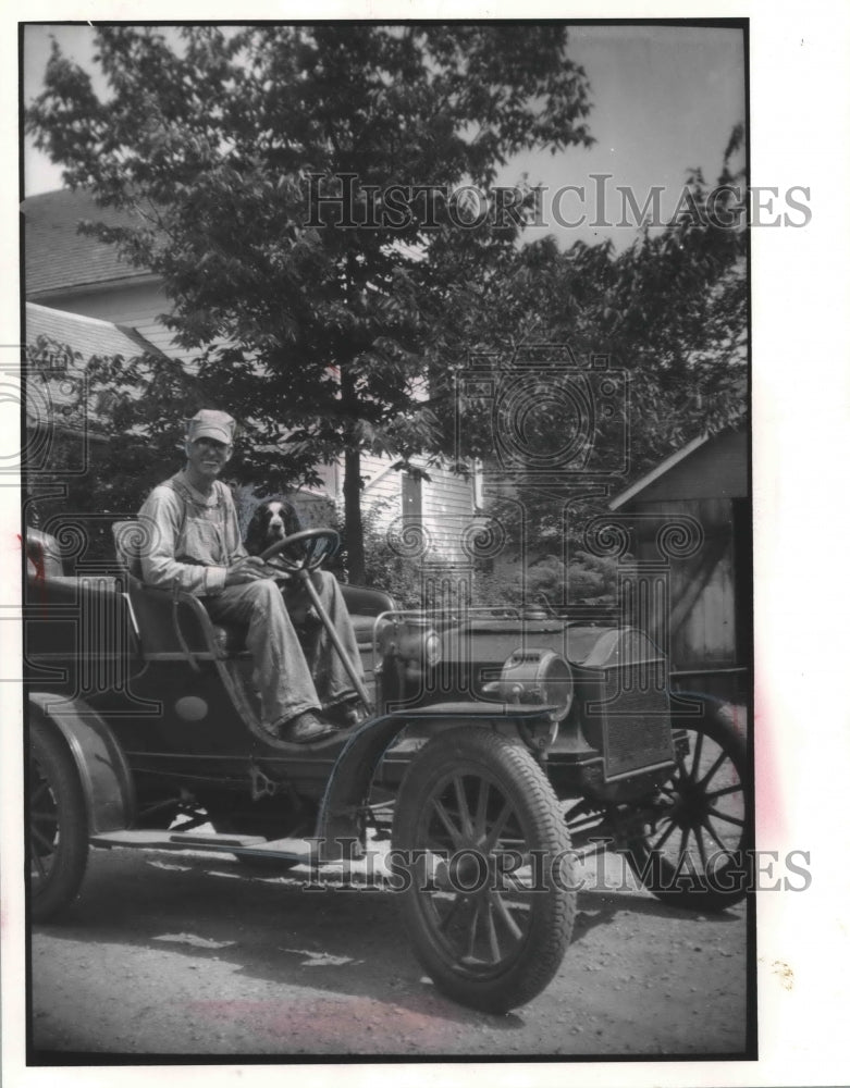 1957 Press Photo Dane, Wisconsin resident L. J. Ogilvie in his 1904 Oldsmobile- Historic Images