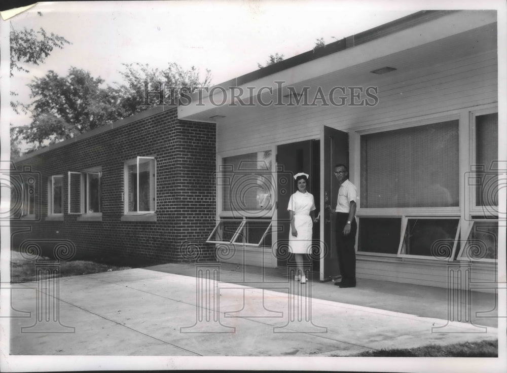 1963 Press Photo T.F. Besser and Kay Atwood at Hudson hospital, Wisconsin