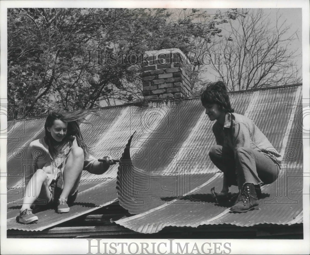 1971 Press Photo Elain Nesterick (left) and Alexa Duxbuy repair home's roof
