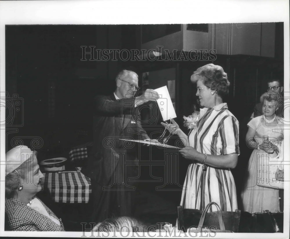 1961 Press Photo Peg Hubing (Elmira Hubing) at Turner Hall party in Milwaukee- Historic Images