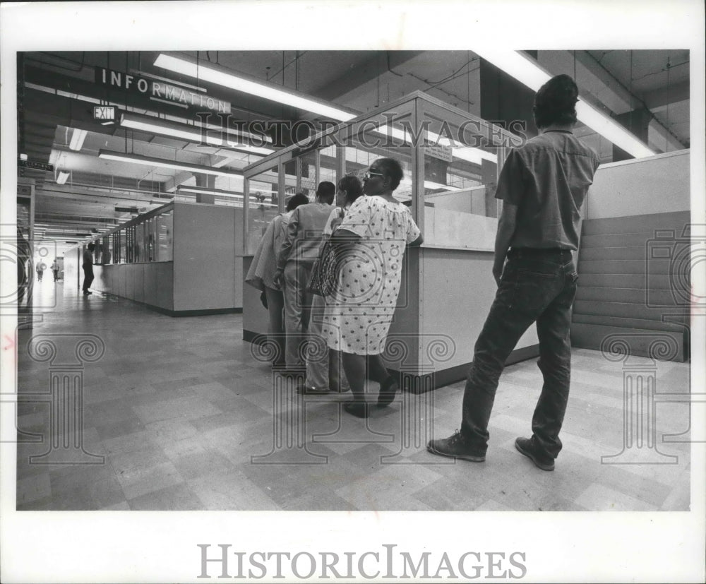 1975 Press Photo People wait in line at the Milwaukee County Welfare Department