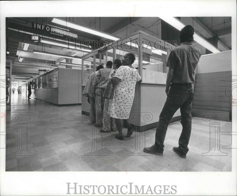 Load image into Gallery viewer, 1975 Press Photo People wait in line at the Milwaukee County Welfare Department
