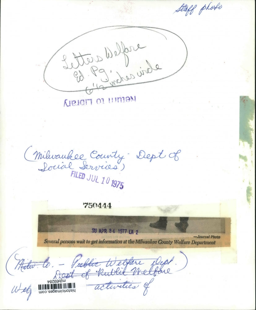 1975 Press Photo People wait in line at the Milwaukee County Welfare Department