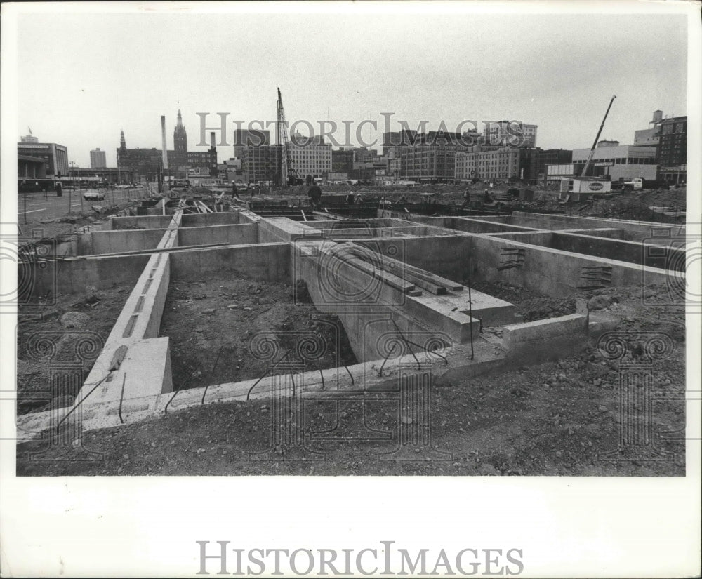 1972 Press Photo The Milwaukee Convention Center under construction - mjb69296