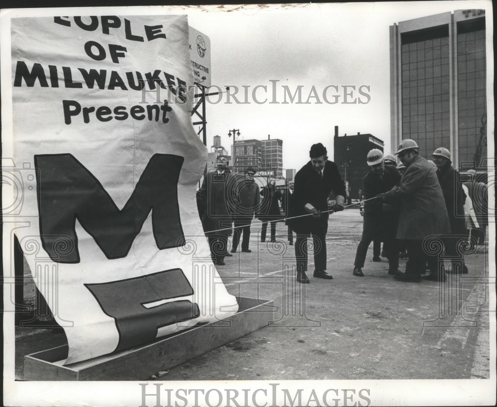 1971 Press Photo Participants unveil a banner at the Milwaukee Convention Center