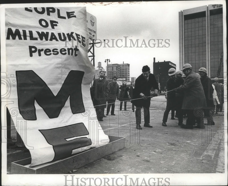 Load image into Gallery viewer, 1971 Press Photo Participants unveil a banner at the Milwaukee Convention Center
