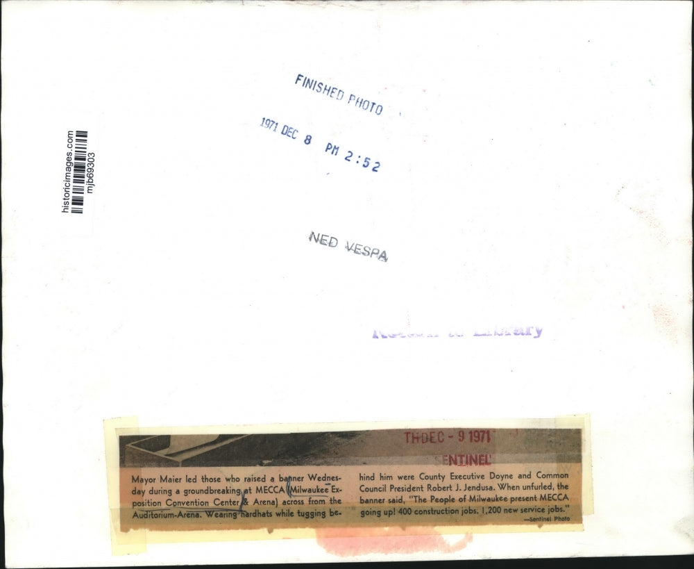 1971 Press Photo Participants unveil a banner at the Milwaukee Convention Center