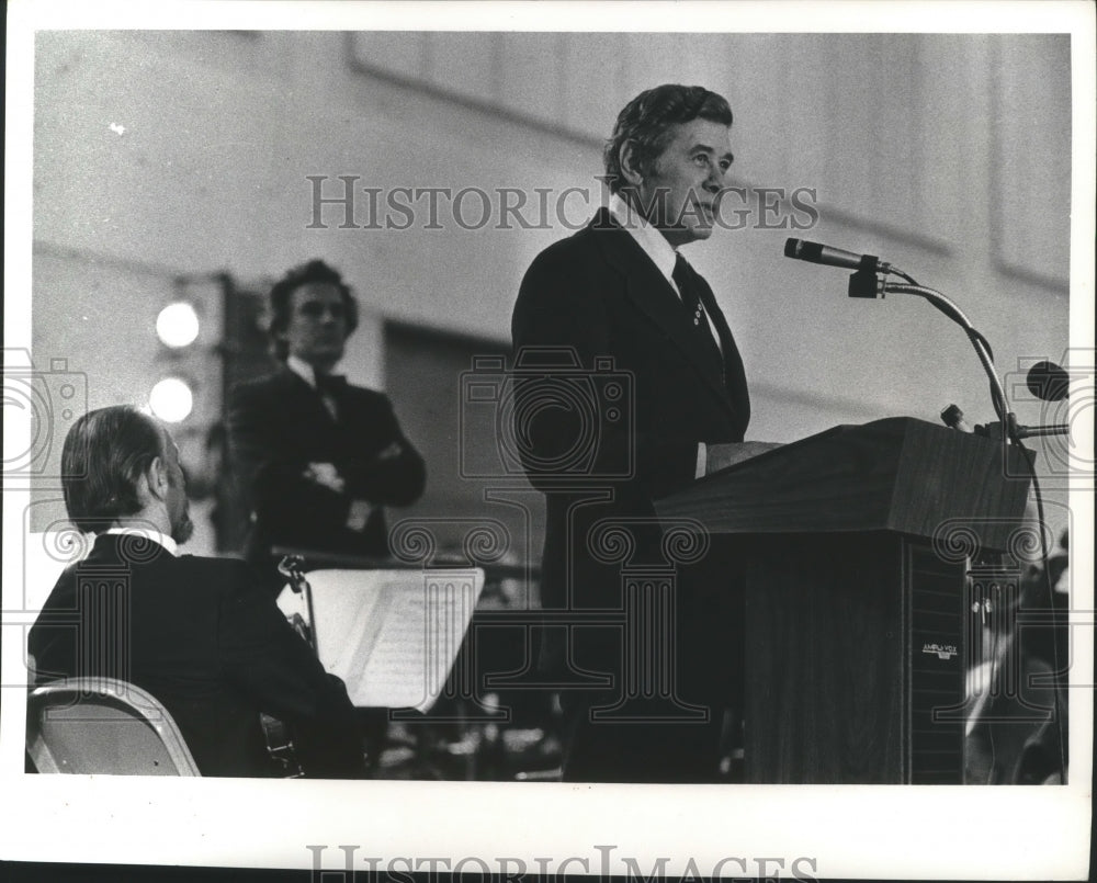 1974 Press Photo Milwaukee Mayor Henry Maier on Opening Day of Convention Center- Historic Images