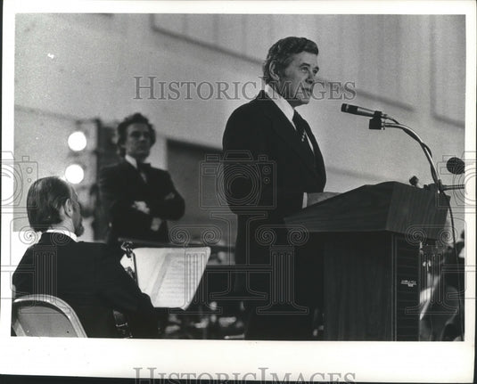1974 Press Photo Milwaukee Mayor Henry Maier on Opening Day of Convention Center- Historic Images