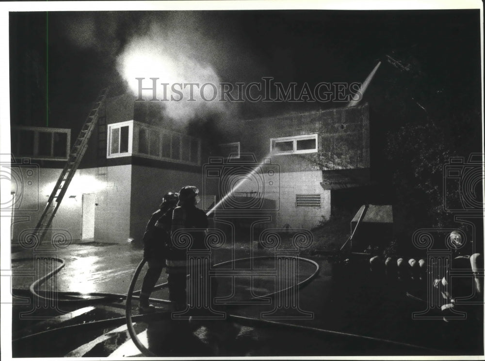 1983 Press Photo Firefighters spray water on Bayside restaurant in Milwaukee - Historic Images