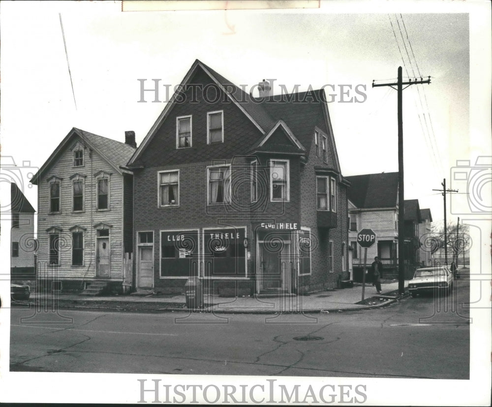 1973 Press Photo Milwaukee County Department of Social Services in a tavern