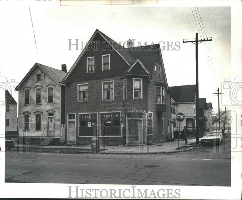 Load image into Gallery viewer, 1973 Press Photo Milwaukee County Department of Social Services in a tavern
