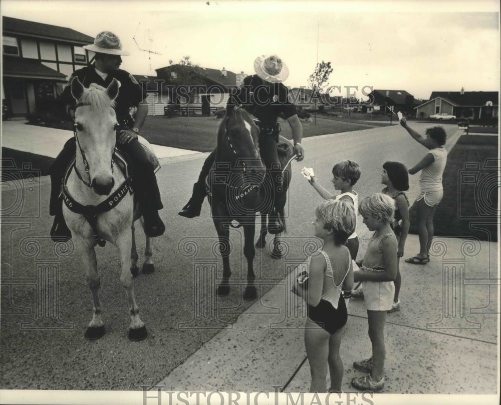 1986 Press Photo New Berlin, Wis mounted police giving baseball card to children- Historic Images