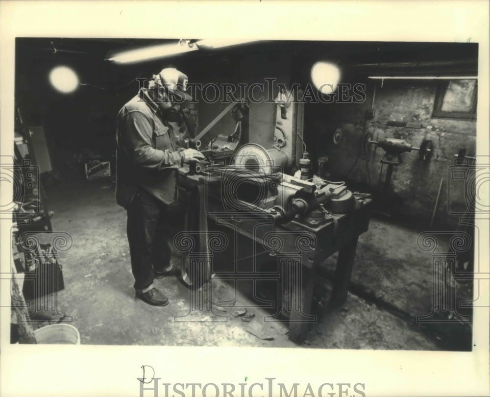 1986 Press Photo Robt. Papp, Elyria, OH crafting knives in his basement workroom- Historic Images