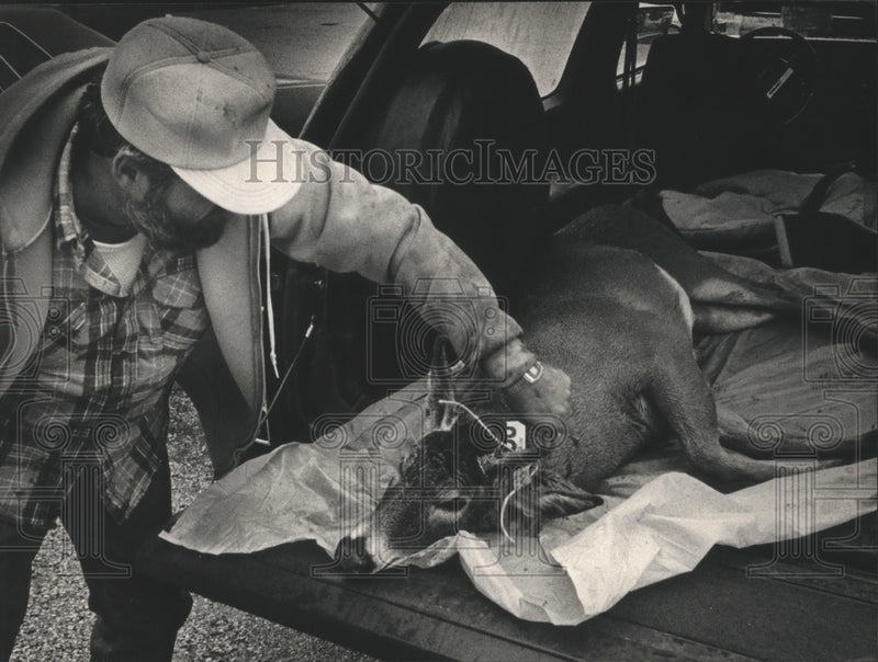 Load image into Gallery viewer, 1988 Press Photo Jim Olsen registered buck at Dick Smith's bait Delafield
