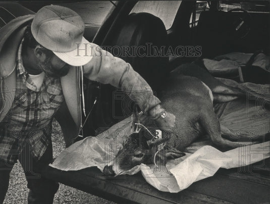 1988 Press Photo Jim Olsen registered buck at Dick Smith's bait Delafield