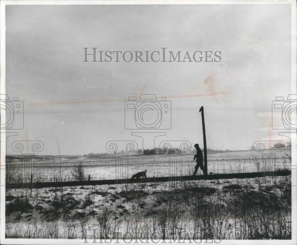 1958 Press Photo Hunter and dog seek rabbits along railroad right of way- Historic Images