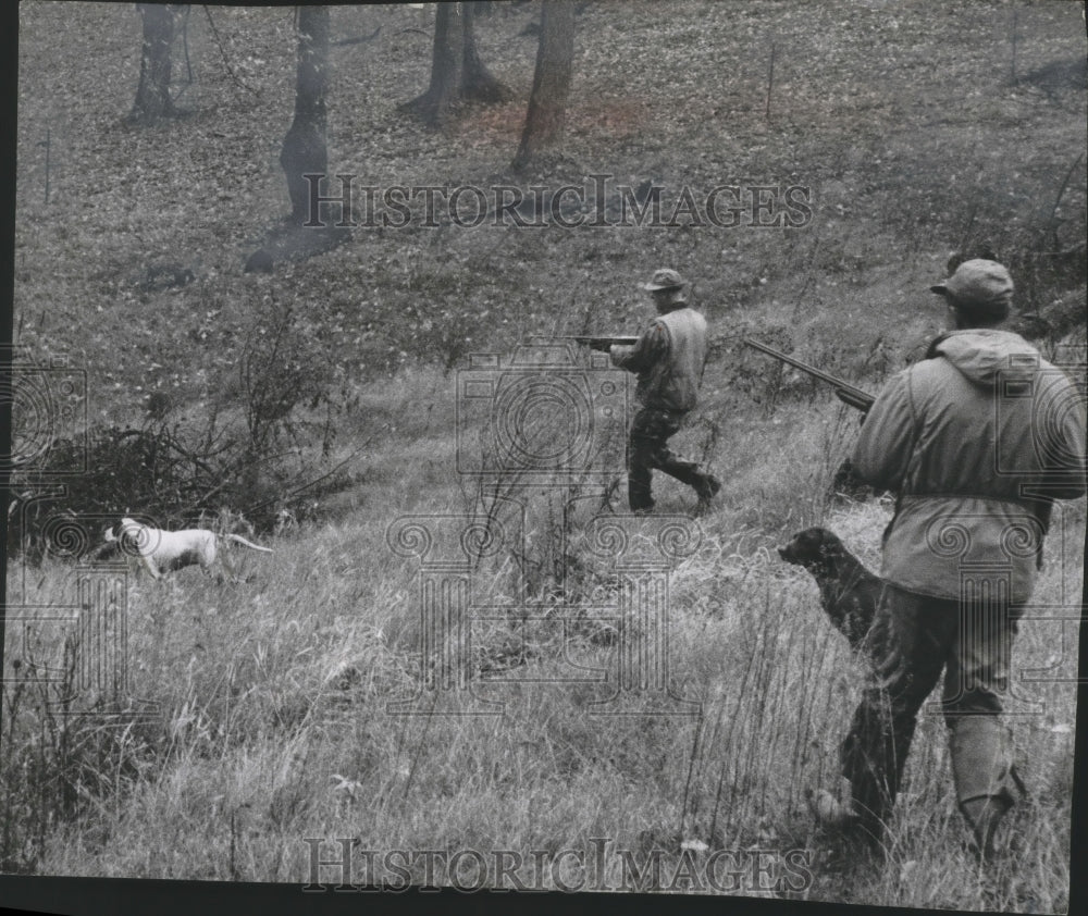1958 Press Photo Quail hunters Vic Reinders and Mel Ellis in Kickapoo valley