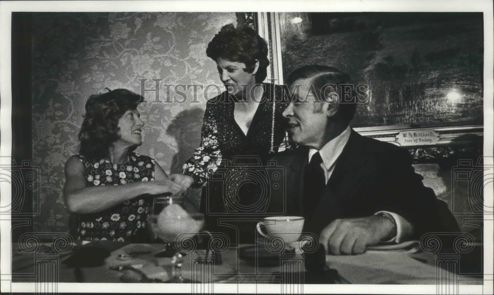 1972 Press Photo Mrs Henry Maier meets Shriver before the speeches. - mjb69542